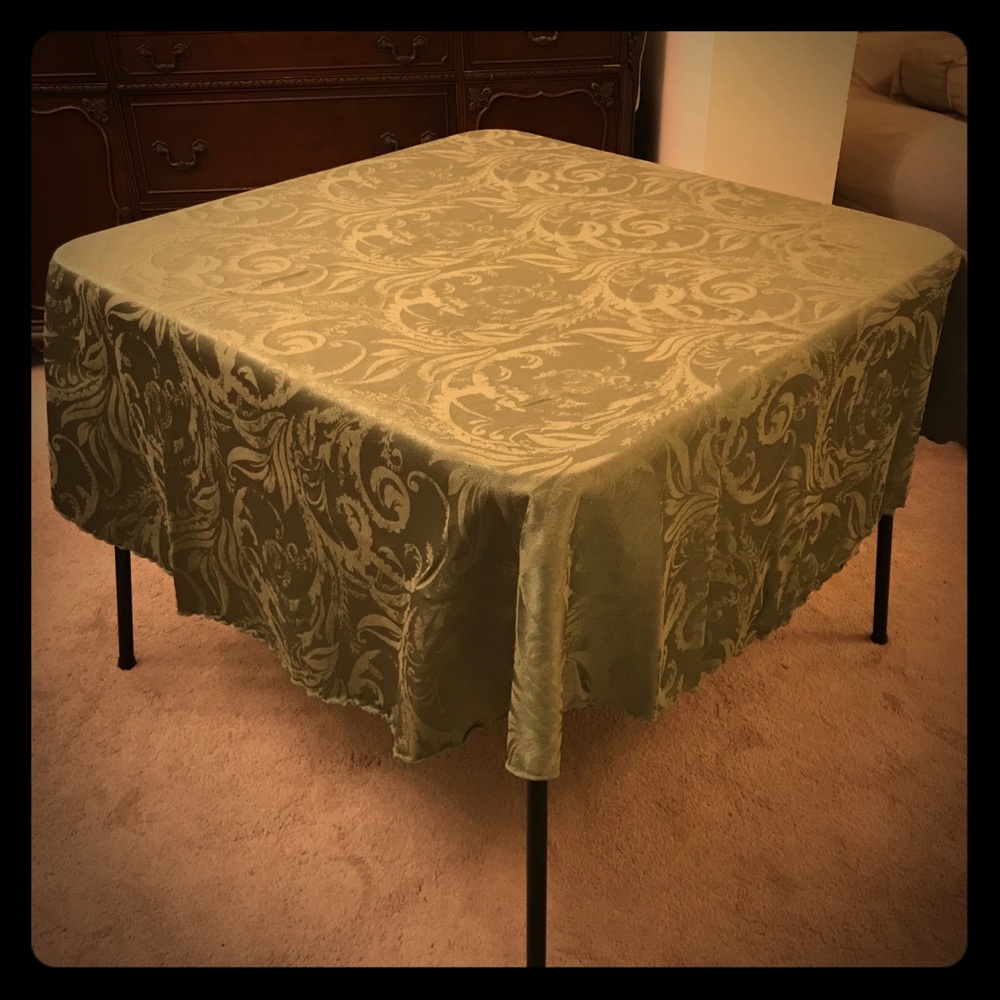 Round Autumn Scroll Tablecloth in Fern Green